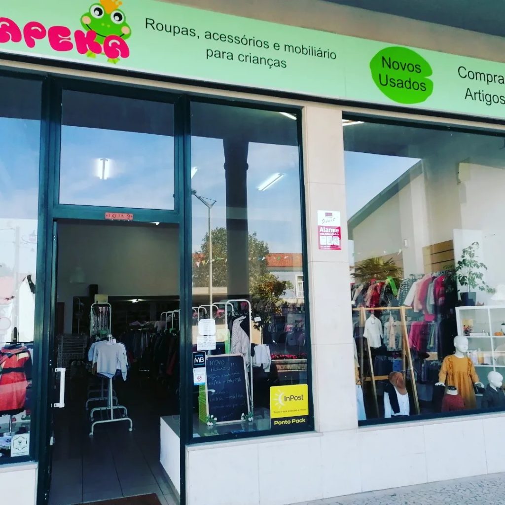 Montra com porta de entrada aberta da loja de roupa para criança Sapeka